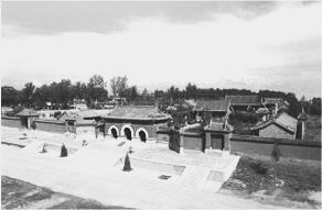 年轻的八路军诗人，智勇双全的武工队长，重围下，他拉响了手榴弹