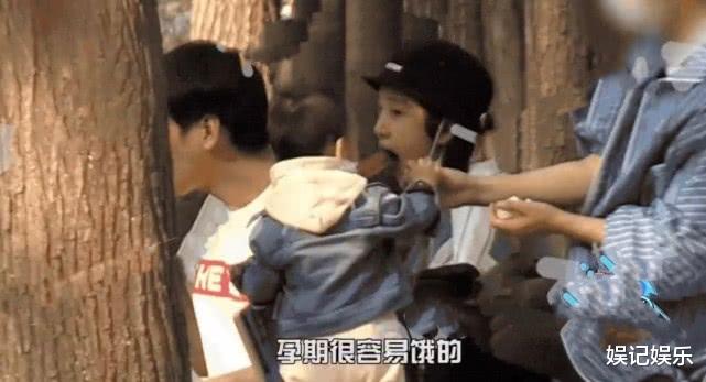 唐艺昕挺大肚出游, 张若昀全程守护, 抚摸妻子孕肚超有爱