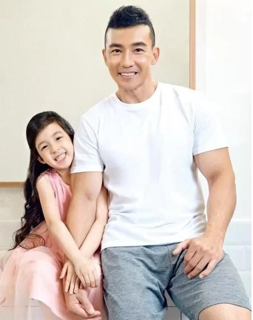 软萌公主小泡芙长大了，如今7岁，身材修长一双大长腿实力吸睛