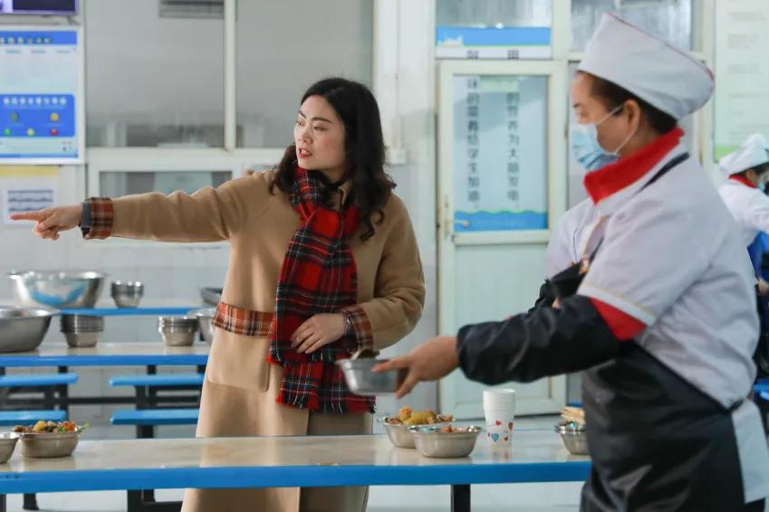 老师，您笑起来真好看——记双流区金桥小学“三八”妇女节活动