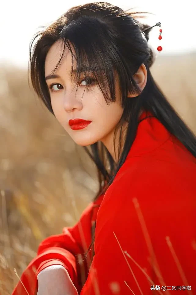 新版周芷若颜值也是超高，气质美艳动人特别是红衣造型也太美