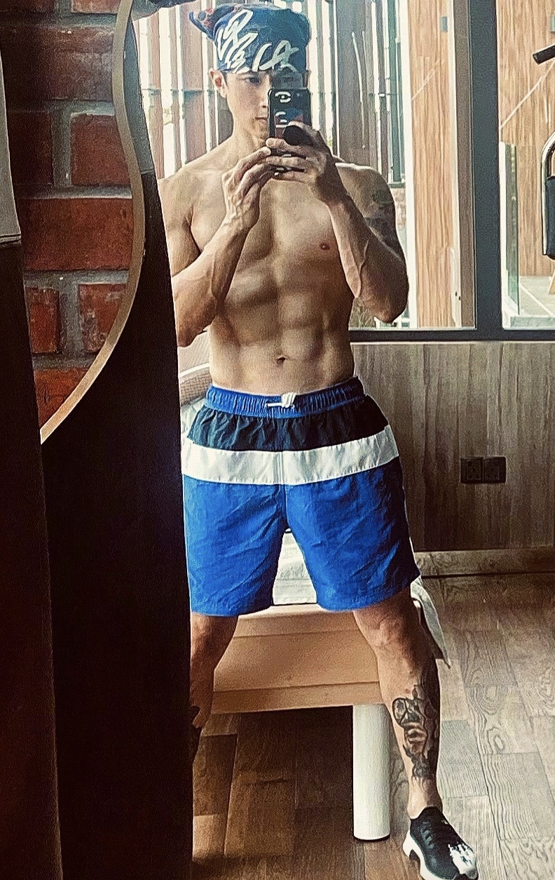 吴尊晒自拍秀肌肉，意外曝光新豪宅内景，健身房星空影院配置超全