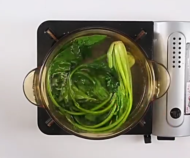 图片[1]-油淋菠菜的做法 3分钟就能做一大盘-起舞食谱网