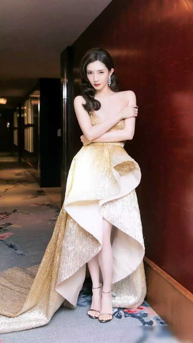 34岁的江疏影，成“小姐姐”真是迷人，迷人的穿