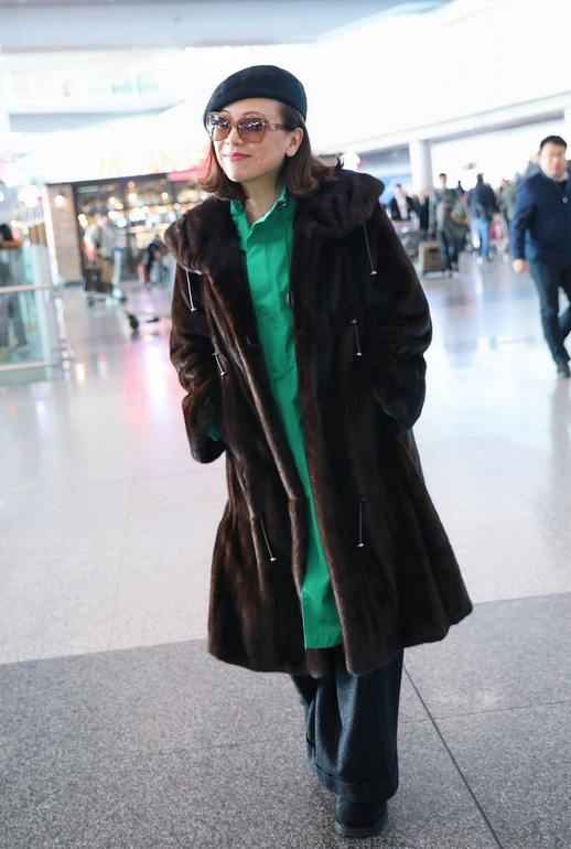 邓萃雯老了也很有范，巧用不规则马甲，穿出了