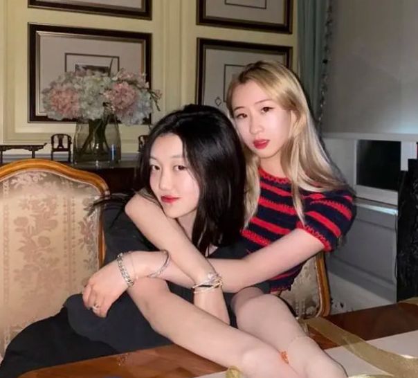 李亚鹏亲吻李嫣大腿惹争议，本尊回应：女儿脚趾头都是臭香臭香的