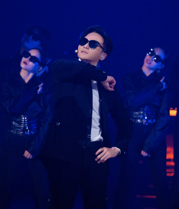 张智霖被獒犬送袁咏仪人偶，调侃很恐怖，靓靓追老公综艺犯花痴