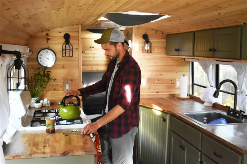 男子把校车改造成家，最多可睡下6人，独居其中