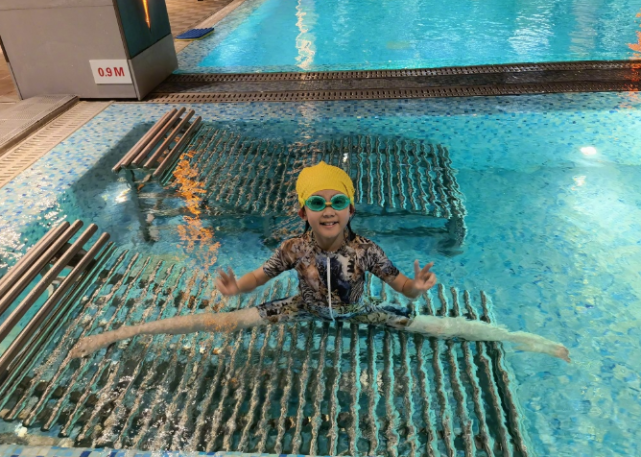 陆毅一家四口同游迪士尼，鲍蕾皮肤黝黑，12岁贝儿大长腿受瞩目