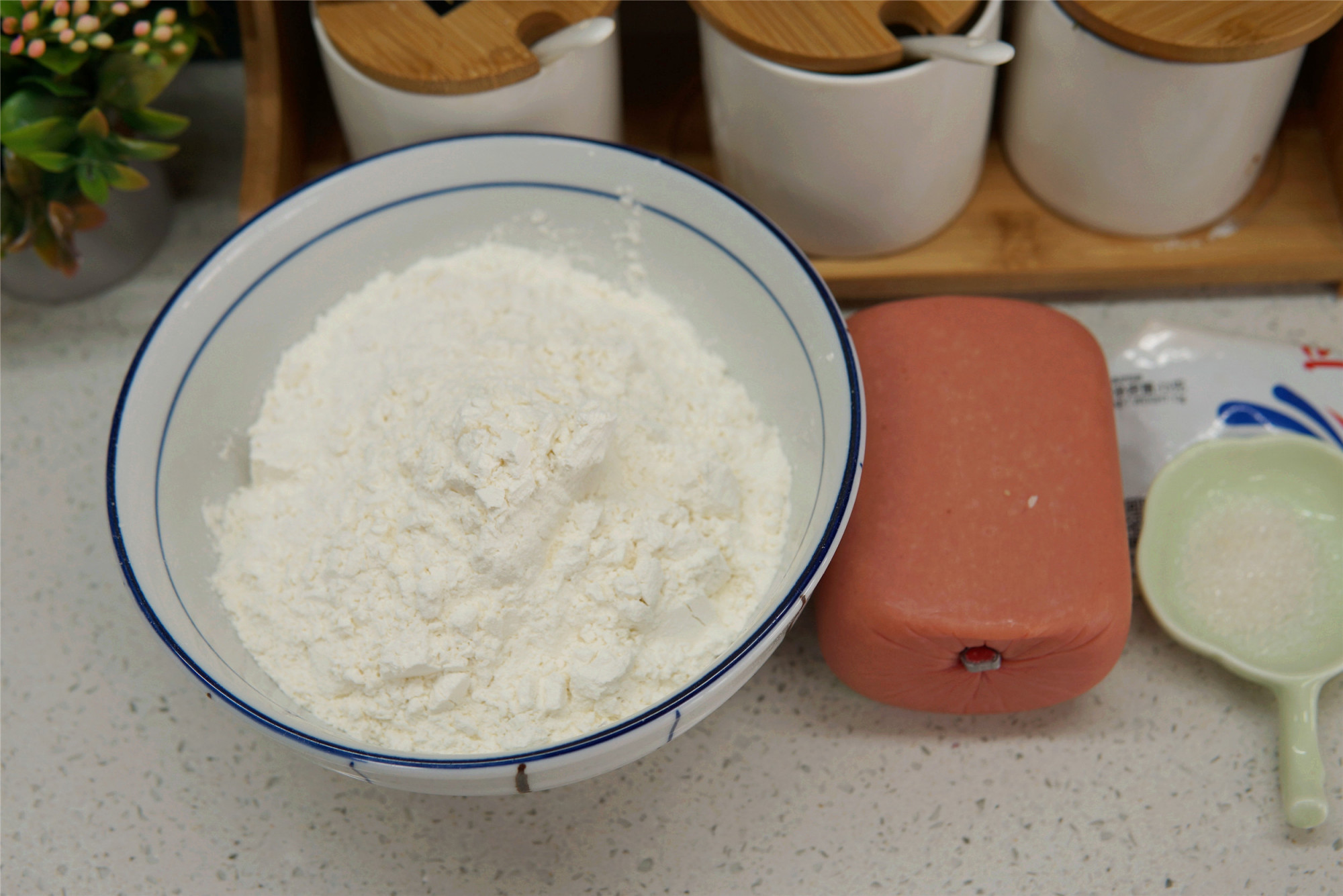 Recently, I have become fascinated by steamed buns like this, just cut a few cuts, it’s softer and more delicious, children love it.