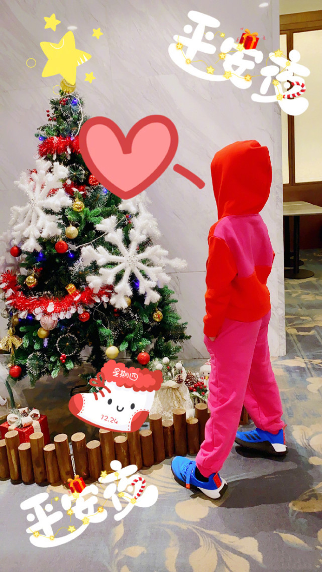 蔡少芬晒母女合照自称超模，二女儿长相酷似张晋，满满高级感