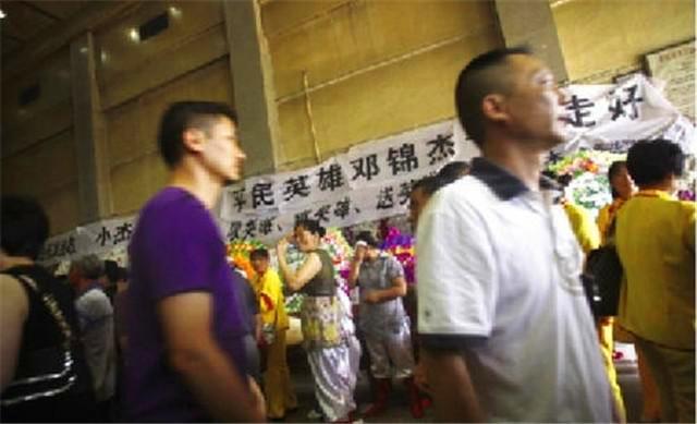 黑榜张贴栏｜湖南小伙为救4人牺牲，获救者态度冷漠竟趁乱离开…