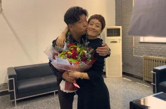 刘天佐晒与演员马伊琍合照：脸颊紧贴惹争议，网友：已婚男多避嫌