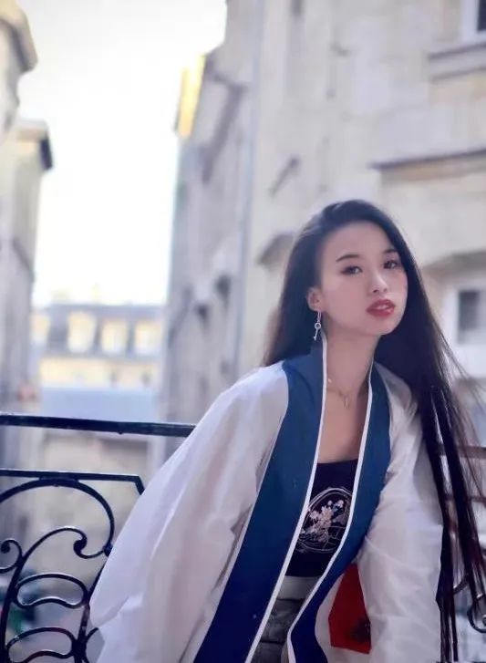 The Hanfu girl born in 1995 became popular in France Stunned