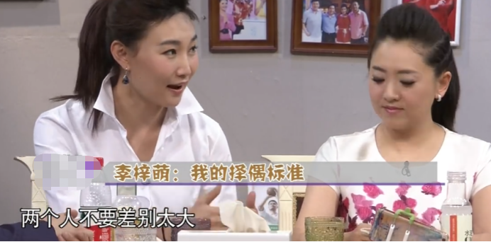 央视主持李梓萌跳健美操！绿眼影配大红唇妆容夸张，44岁至今单身