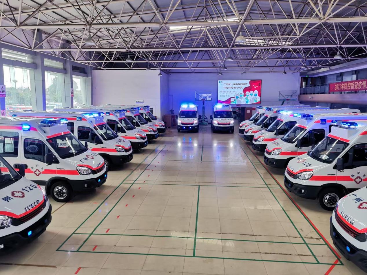 南京依维柯河南人和店向红十字会捐赠依维柯欧胜救护车一辆