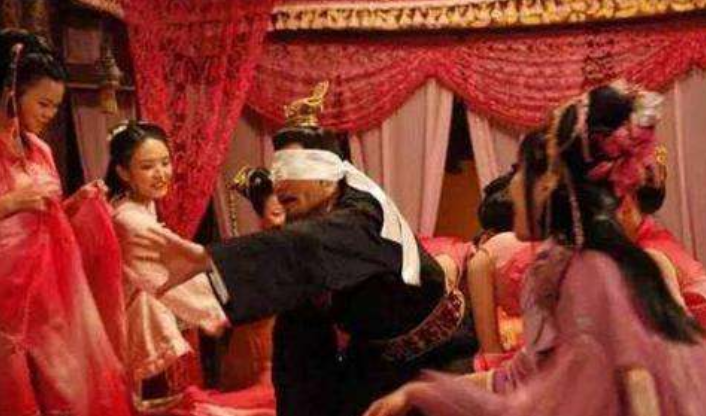 汉灵帝到底有多疯狂？给宫女发明开裆裤，让狗