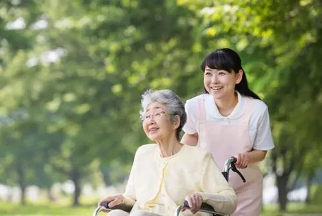 为何国外老人主动去养老院，而把中国老人送去养老院就是不孝？