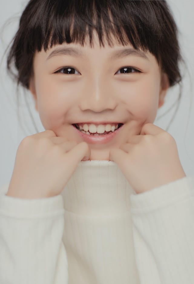 越長大越漂亮，小山竹近照美得不像話，鄧倫看了也要被閨女美到
