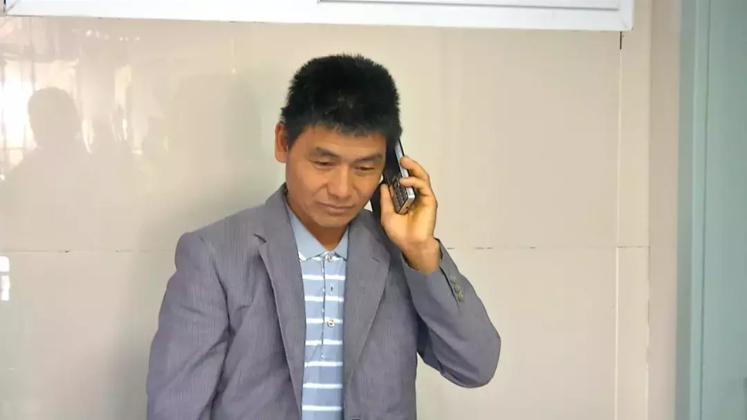 13岁女儿被截肢~父亲在女儿面前只能强忍泪水