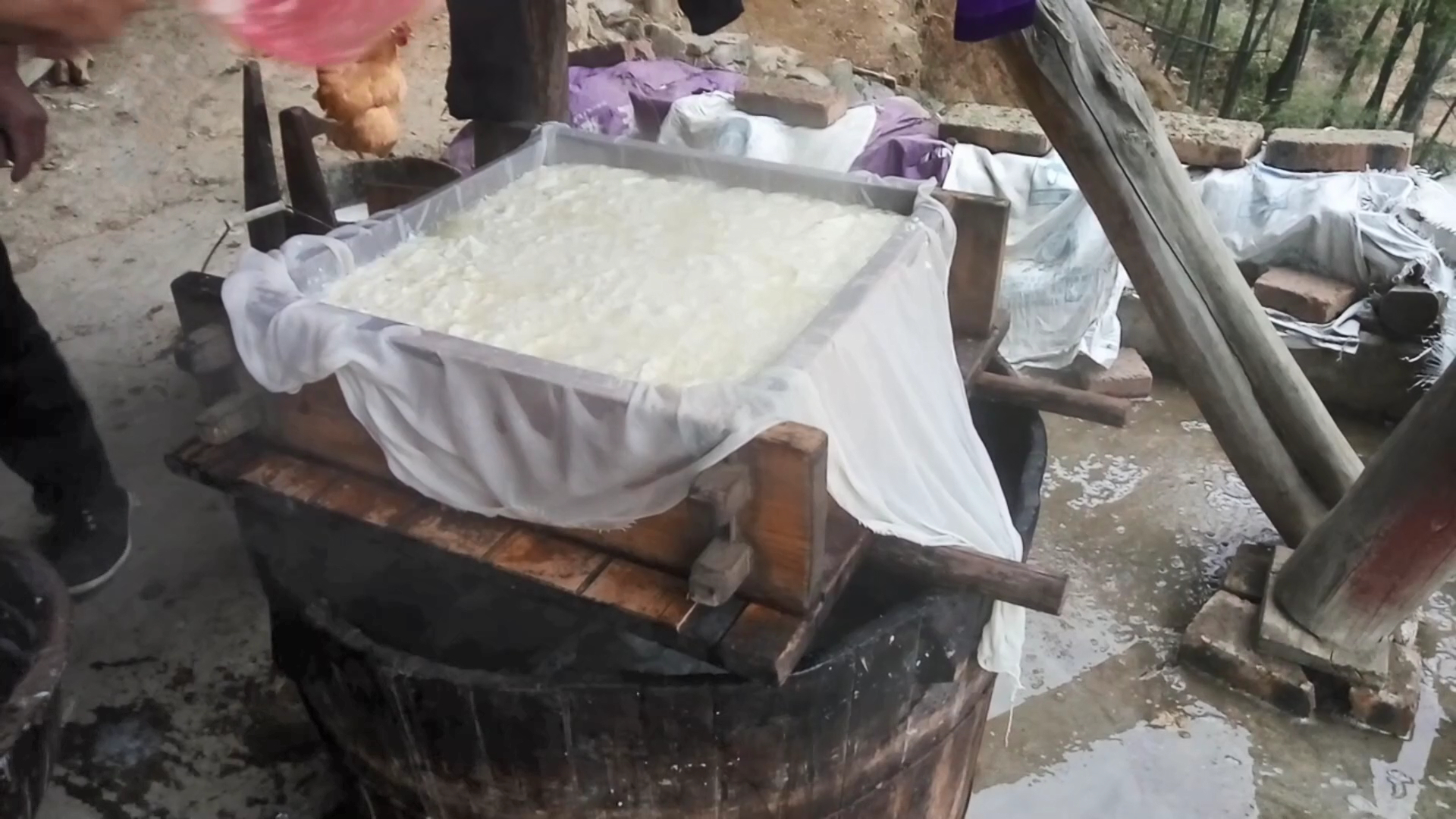 In the rural areas of Hunan, the whole process of grinding tofu with ...