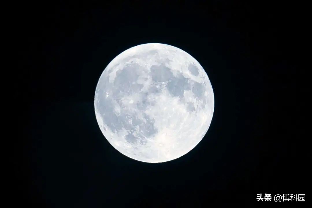 月全食的时候，月球变暗了2万倍！仅用双筒望远镜就发现了大秘密