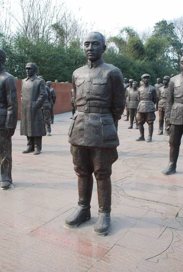 川军猛将王铭章，奉命死守滕县后追授上将，两党领袖敬献挽联