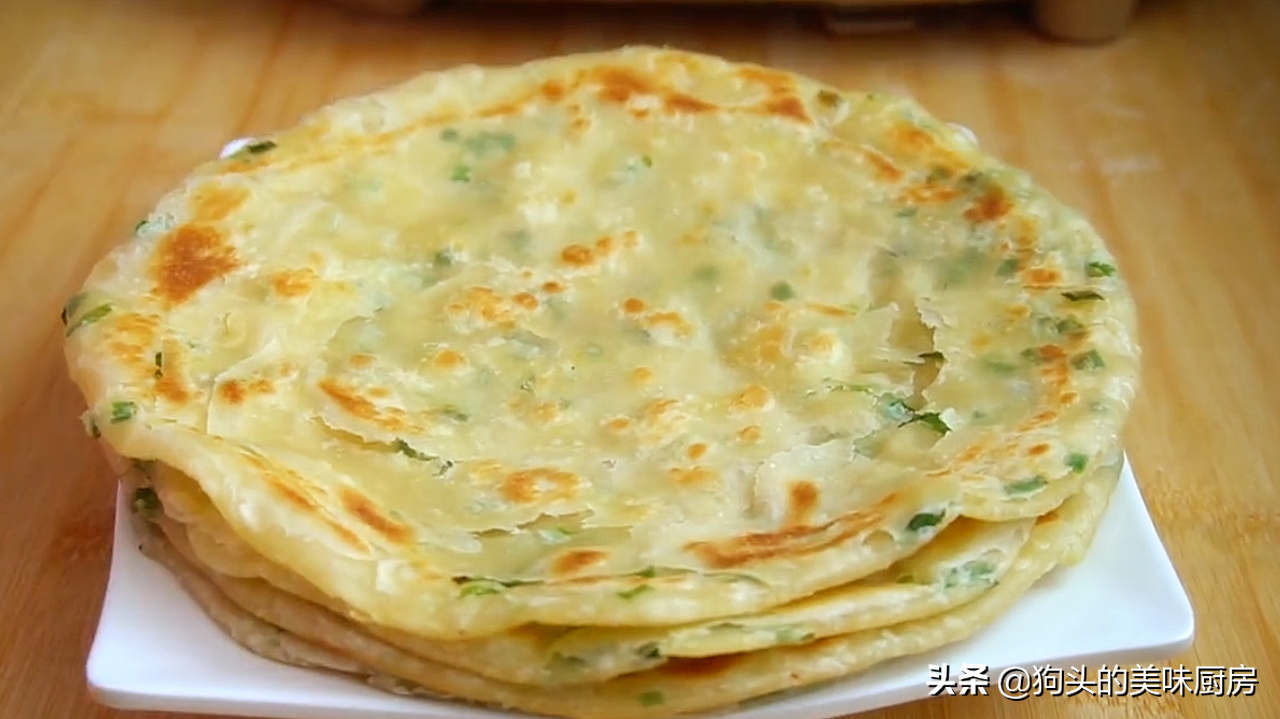 想吃蔥花餅別再買了，在家就能做，加一把蔥跟鹽，外酥裡軟，真香