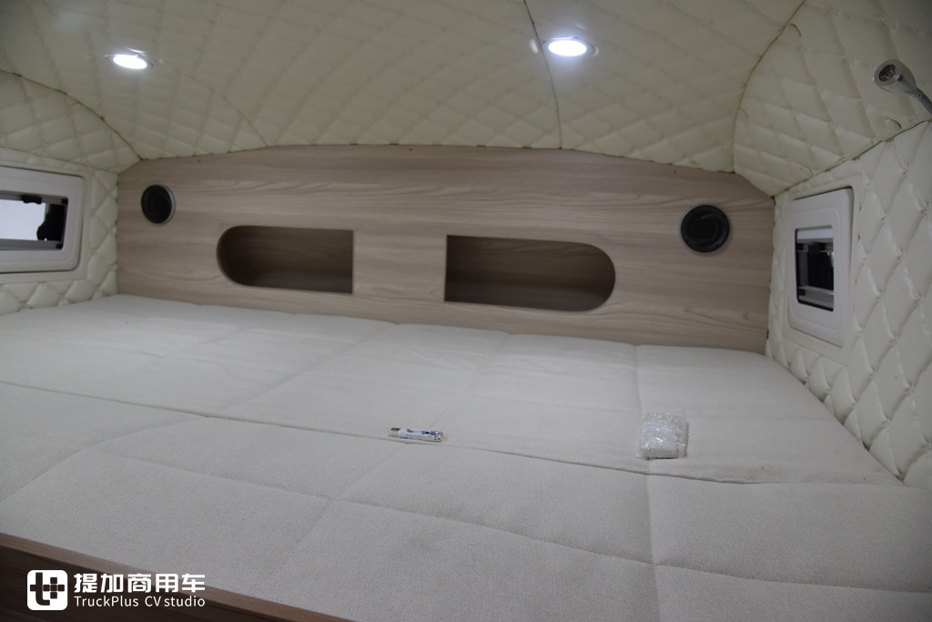 There is a double bed on the roof, complete cooking and shower facilities, real shots of Chenglong T7C RV tractor