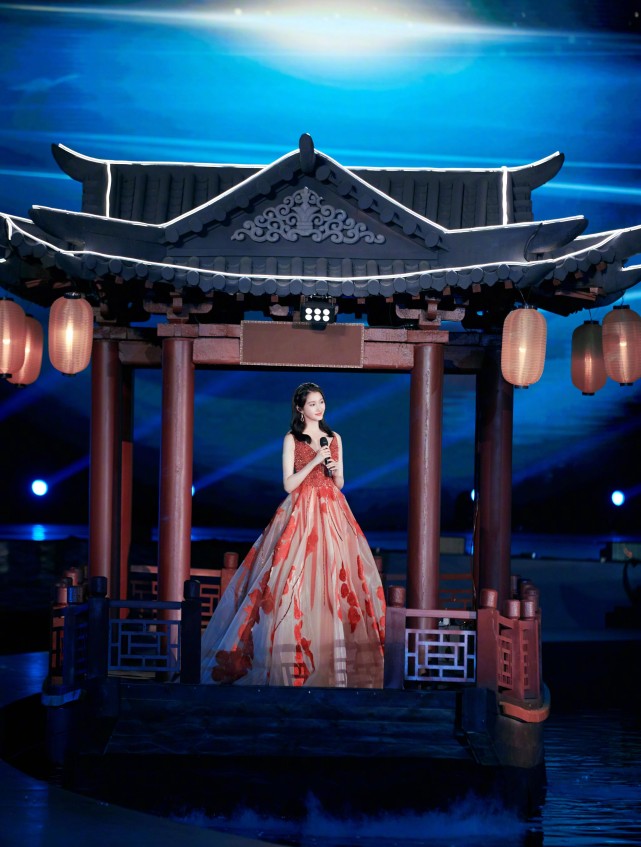 央视中秋晚会：张含韵造型好仙！邓紫棋成背景板，关晓彤惊艳众人