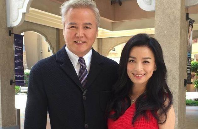 张庭与丈夫敷面膜出行，把脸涂得煞白像白无常