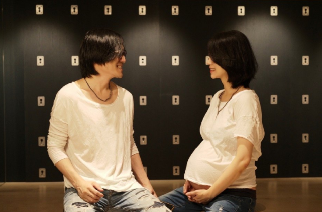 五月天怪兽官宣当爸，大方晒女儿正脸照，周杰伦阿信纷纷送祝福