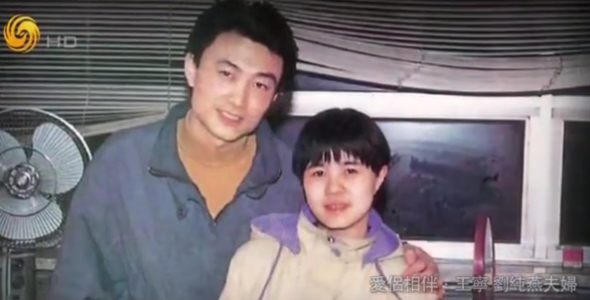 王宁：一脸严肃主持新闻28年，私下却是宠妻狂魔？镜头前后反差大