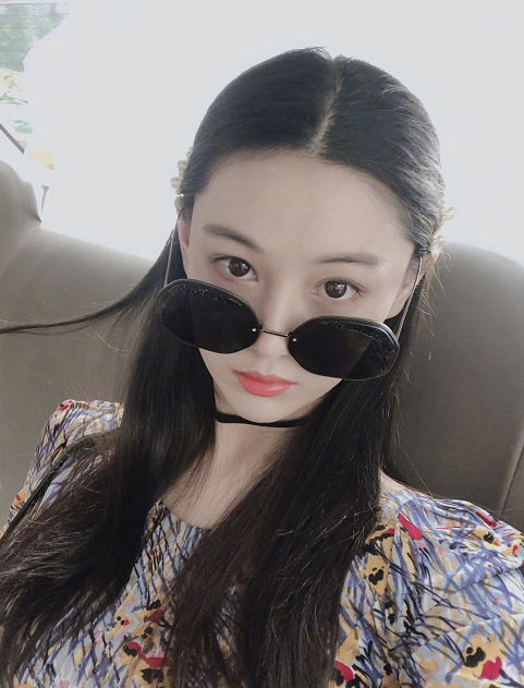 张馨予罕见晒自拍，却被脖子抢镜？当镜头放大网友疯狂按下截屏键
