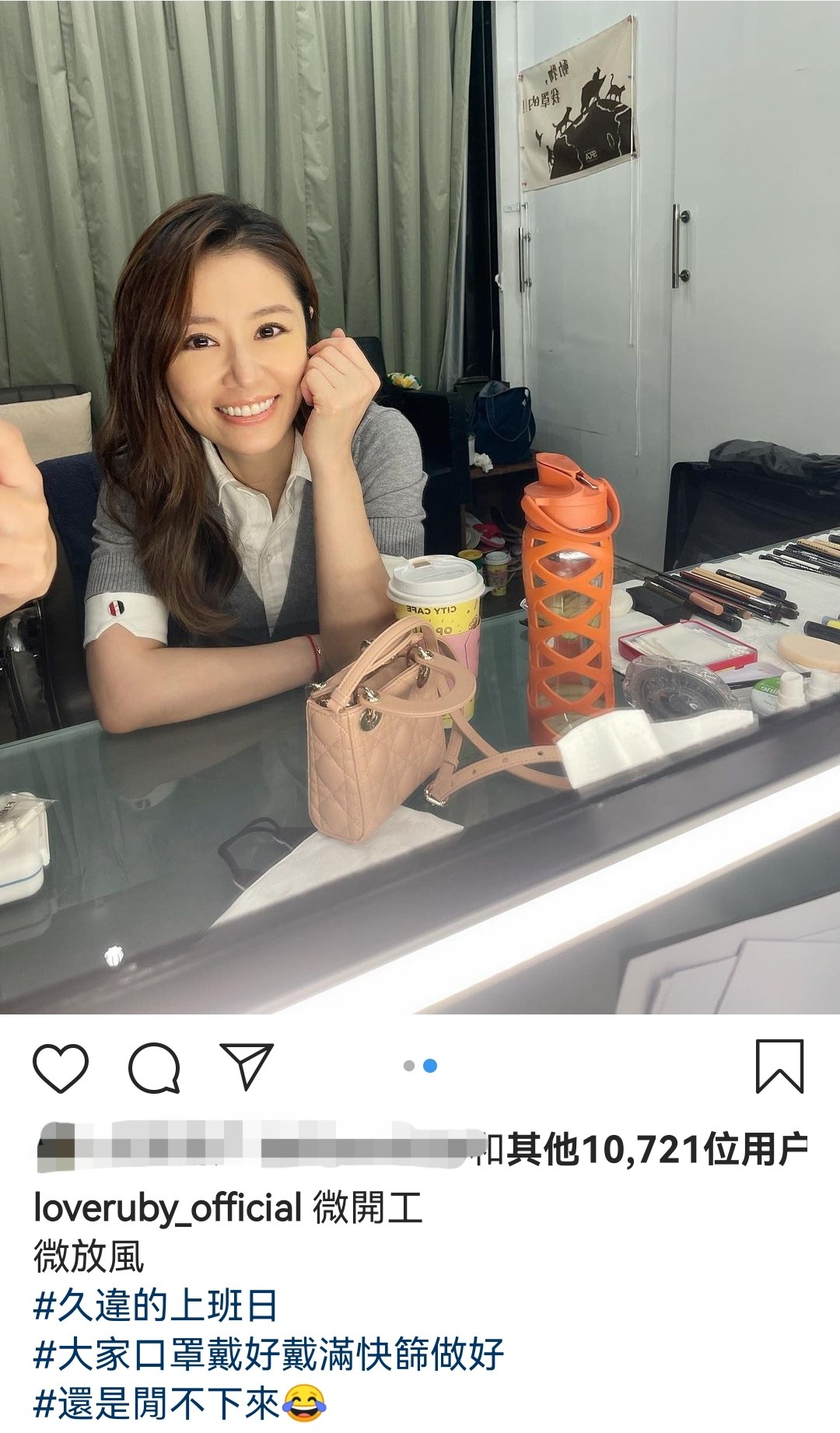 林心如近照曝光，45岁皮肤白嫩如少女，衣着休闲显年轻