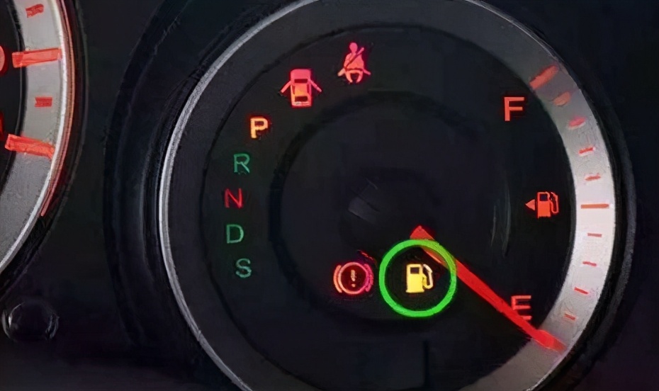 How long can the car's fuel gauge be on? The old driver tells you a
