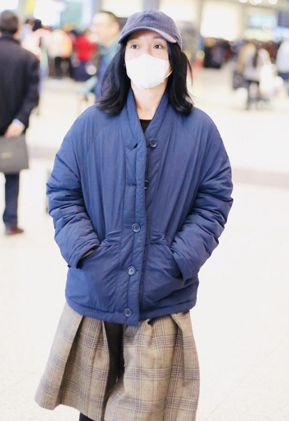 周迅造型依旧接地气，穿蓝棉袄配裤裙，走路霸