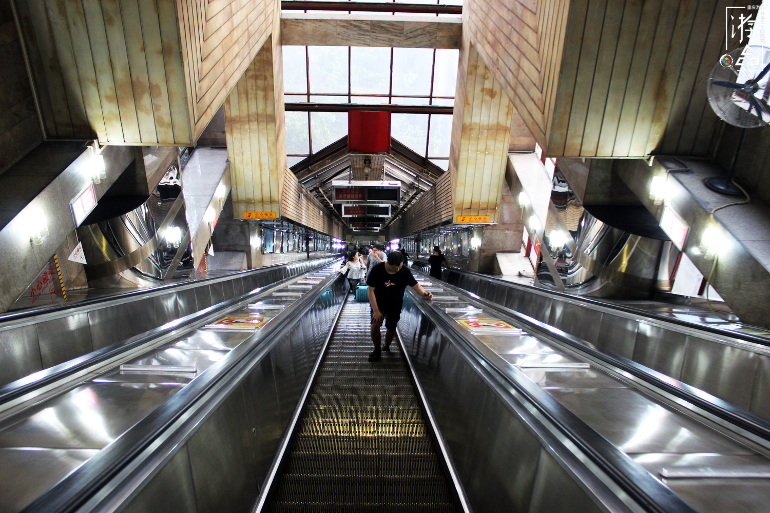 重庆人每天的交通工具，2元一次的电梯，不是景点游客却络绎不绝