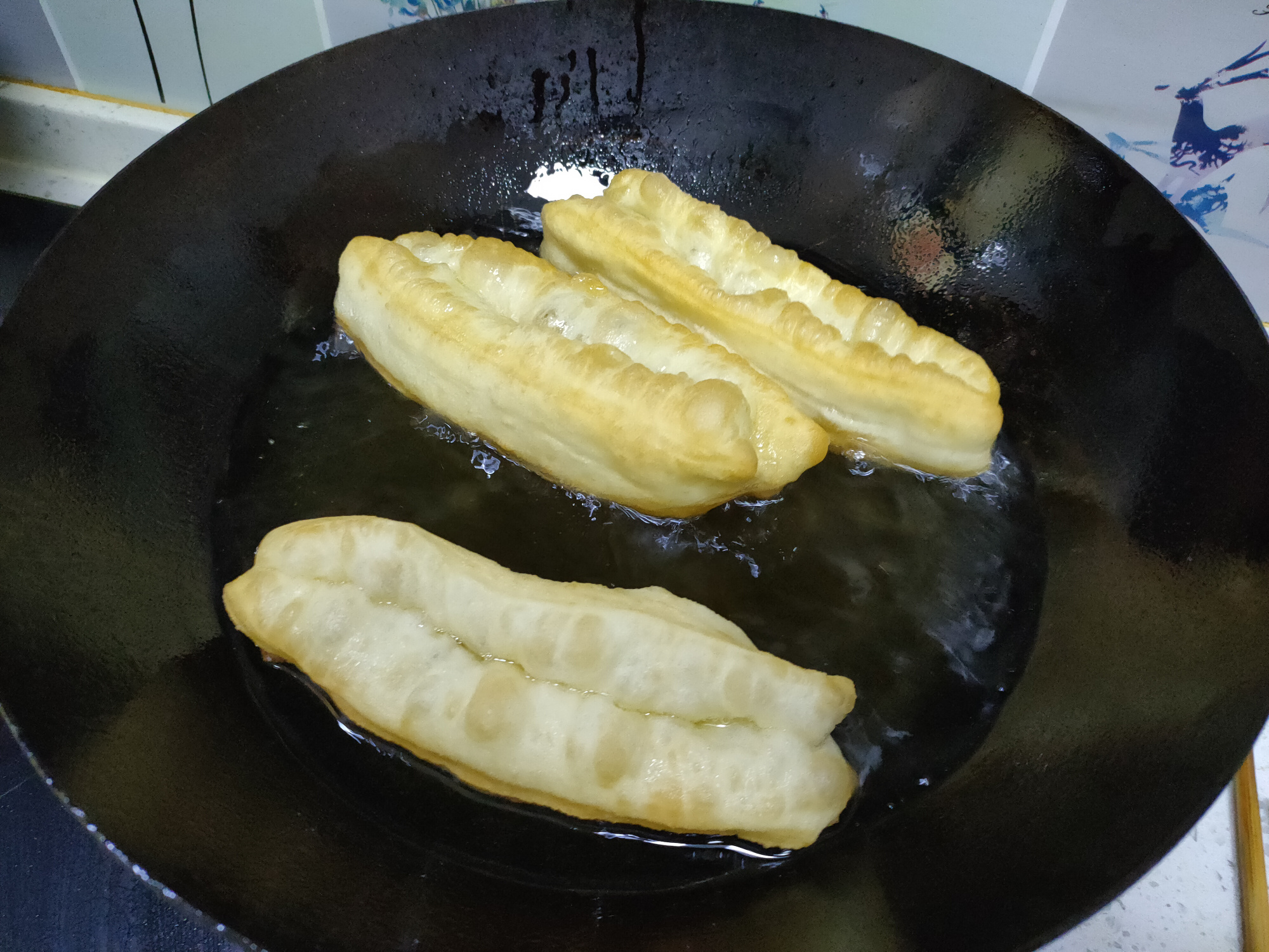 炸油條想要蓬鬆酥脆，有人加雞蛋、有人加酵母粉，其實都不正確