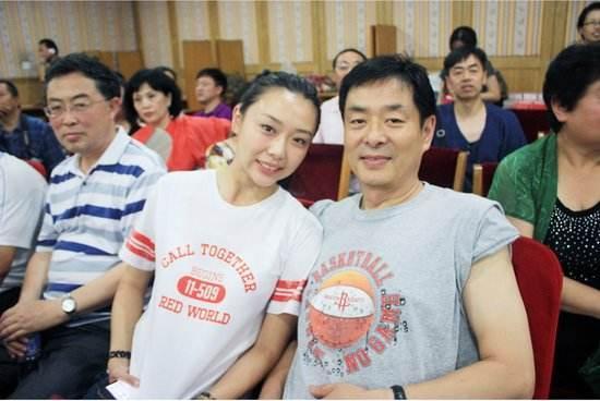 67岁老艺术家濮存昕，驼着背为学生讲课！女儿结