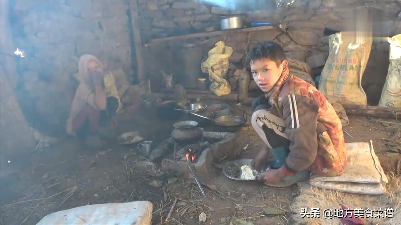 尼泊尔穷人的生活，炒菜用奶油，盐巴像石头，