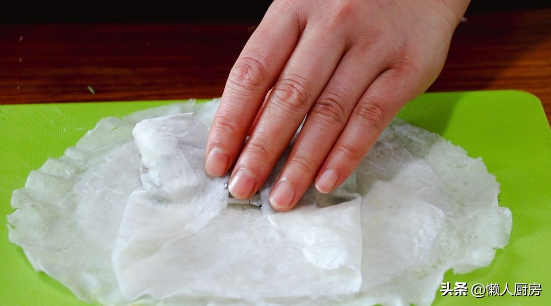 初春嚐鮮，挖野菜一天能賣100元，這樣包著春捲吃，還會灌湯