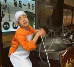 爆笑GIF图片：一条鱼带来的艳遇，大爷开心的笑啦