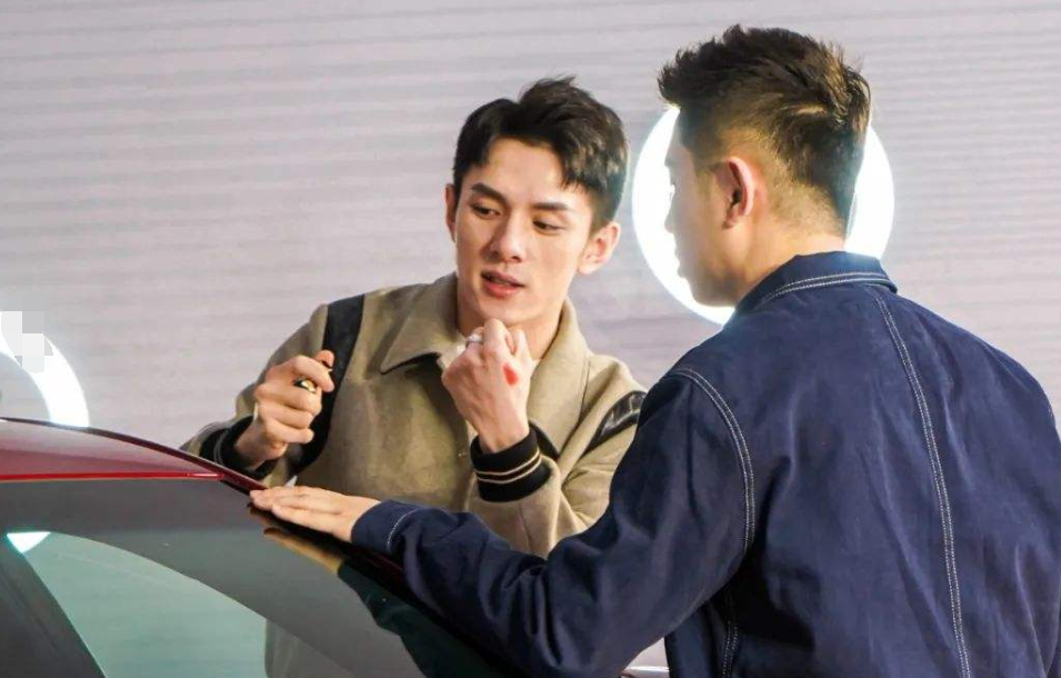李佳琦直播接连翻车，这点再不注意，真怕他会被自己拉下神坛