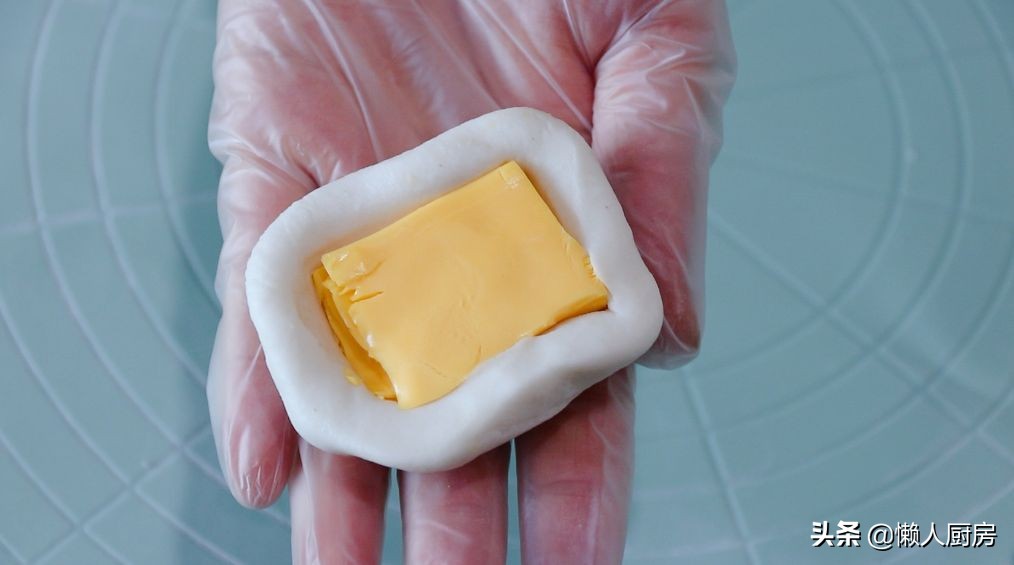 年糕不用買，撒點糯米粉，加點熱水自己做，咬一口，還會爆漿