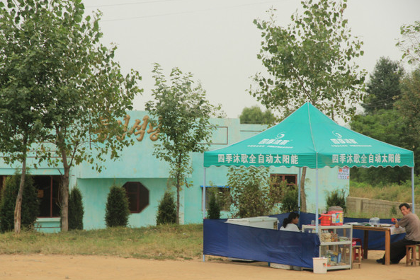 走进朝鲜，在小区门口摆地摊的朝鲜大妈们