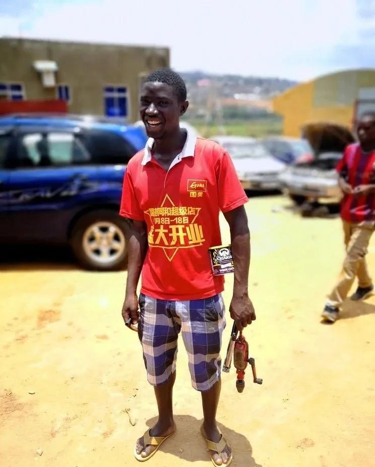 非洲黑人最时髦的衣服，可能是你扔掉的二手货