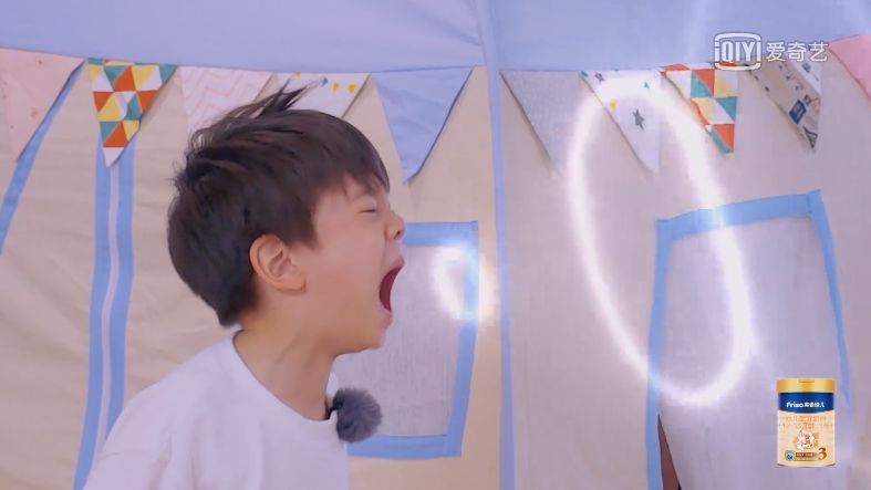 嗯哼踩疼脚崩溃大哭，霍思燕的处理方式获百万点赞，堪称教科书级