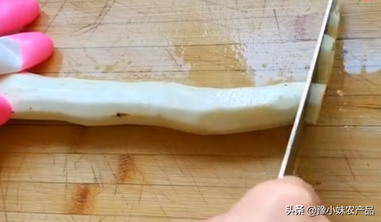 铁棍山药+鸡蛋做成小面食，内里绵软表皮香脆，香喷喷像小面包