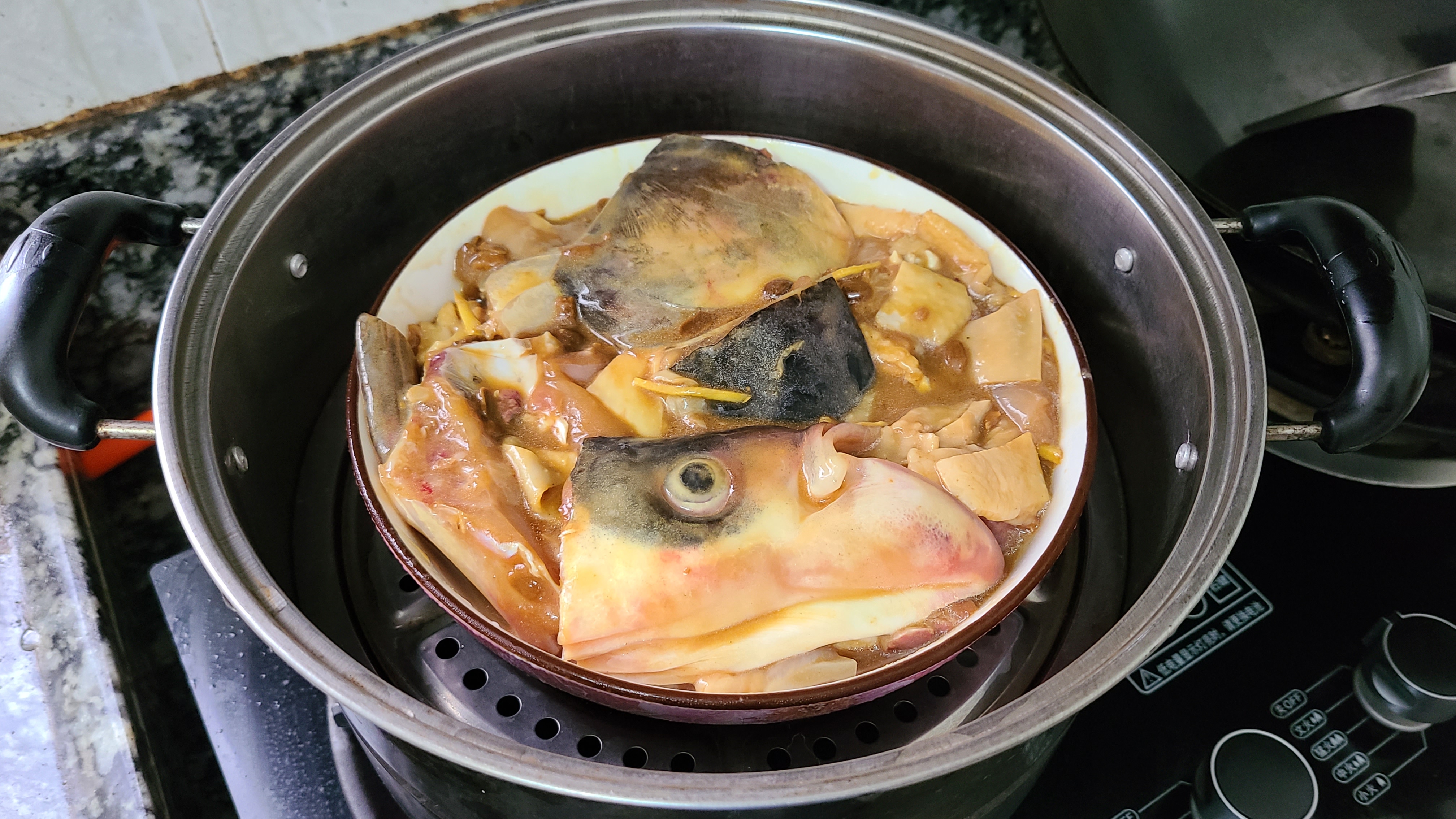 快過年了，教你一道簡單又好吃的魚頭蒸雞，味道鮮美